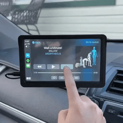 Benutzerfreundlicher Touchscreen des DrivePlay Pro 2+ für einfache Bedienung von CarPlay & Android Auto Funktionen.