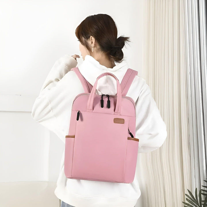 Moderner Damen Rucksack in neutraler Farbe, mit Diebstahlschutz, wasserabweisend & alltagstauglich.