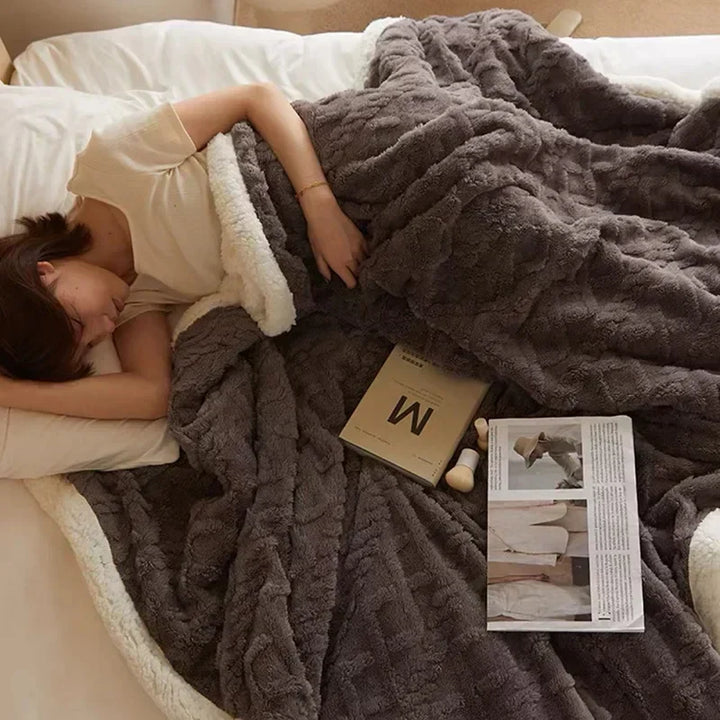 Gemütliche grüne Kuscheldecke für kalte Wintertage, weich und wärmend, ein Must-have Wohnaccessoire.