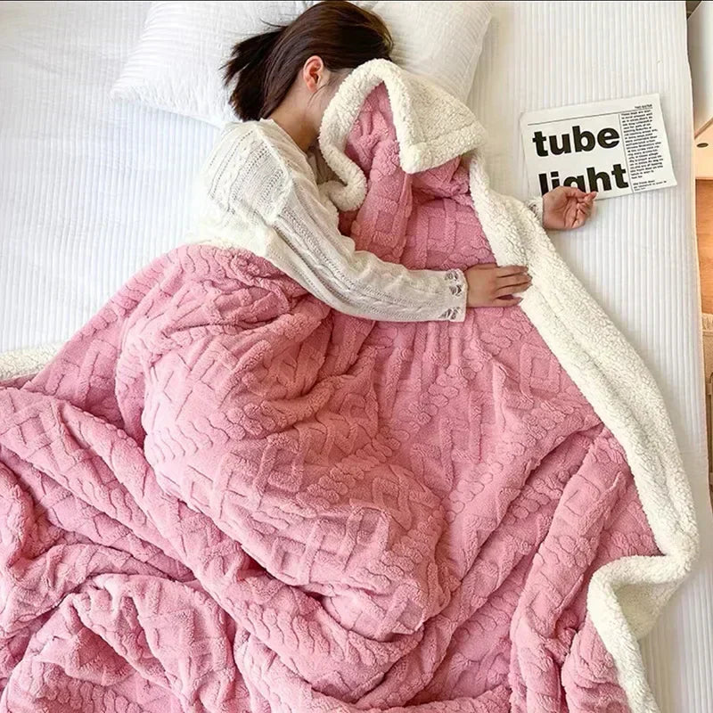 Warme Beige Kuscheldecke, perfekt als Bettdecke oder Wohnaccessoire, weich, flauschig und einladend.