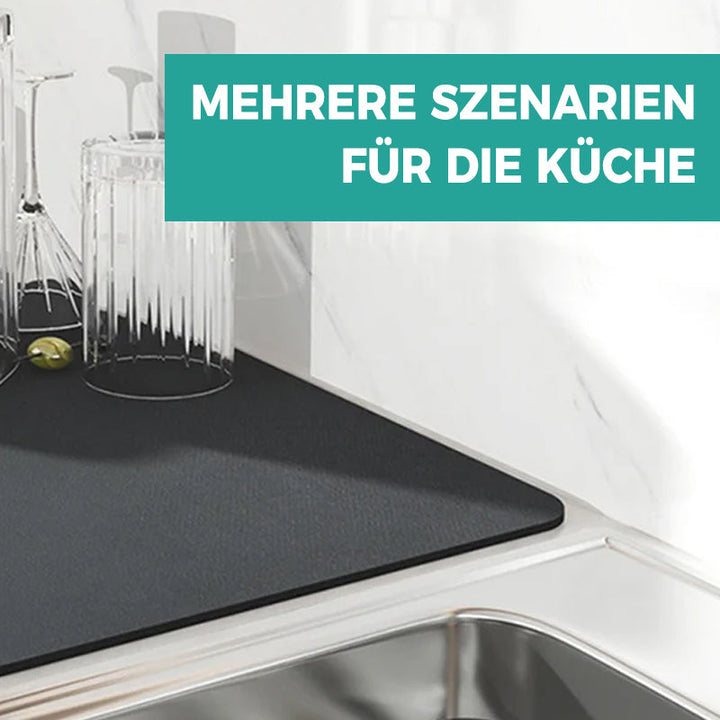 HydroGuard Abtropfmatte in Blau: Modernes Küchenzubehör, saugstark für Geschirr. Rutschfest, hält Spüle und Bereich trocken.