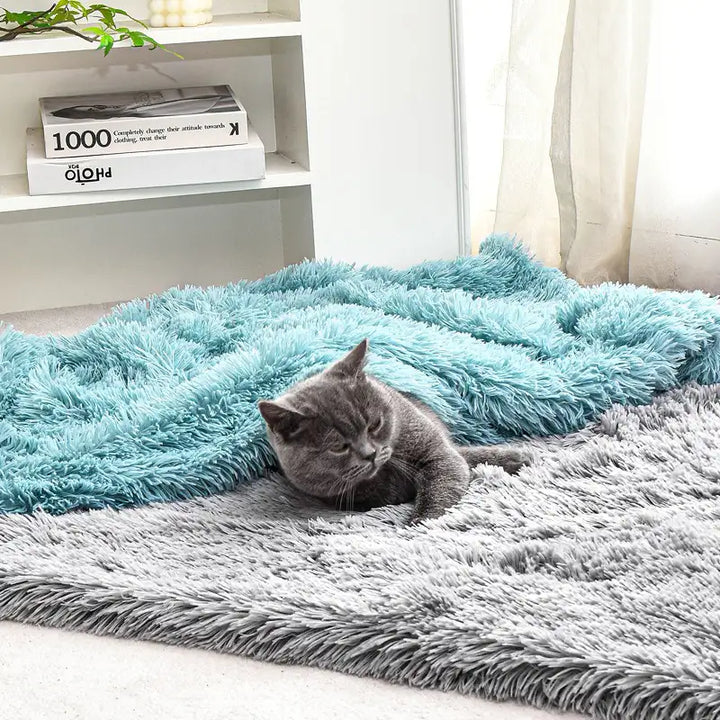 Hellgraue Plüschmatte für Katzen & Hunde, extra warm & gemütlich. Waschbar & rutschfest für Komfort.
