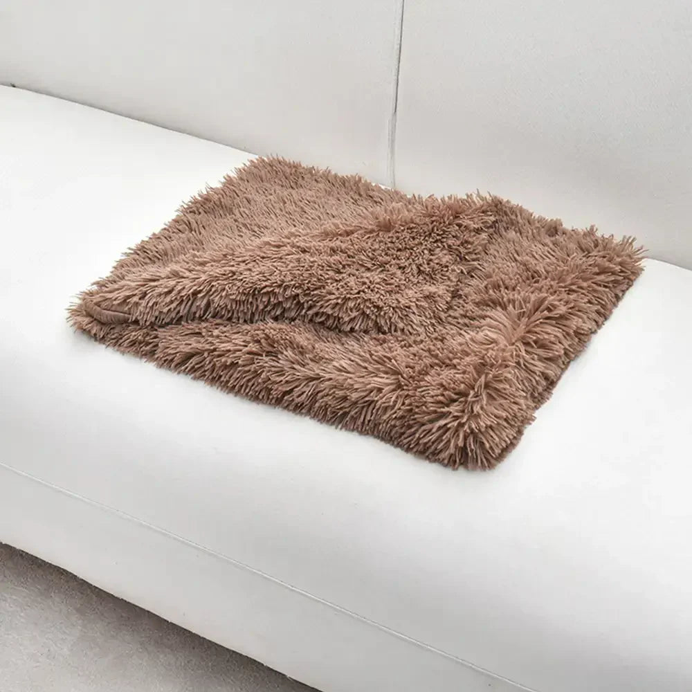 Dunkelgraues Plüsch-Tierbett für Hunde, ideal für Tiefschlaf. Waschbar, rutschfest & warm.
