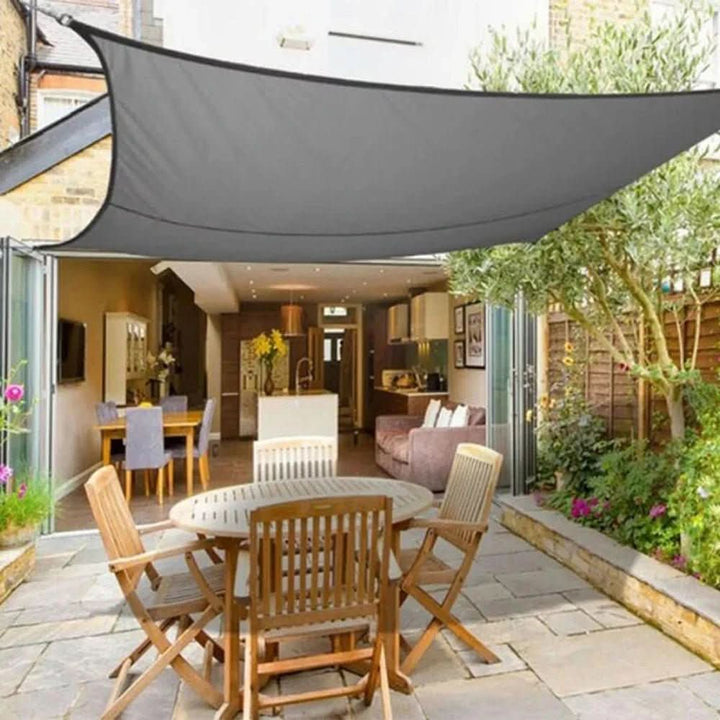 Dreieckiges Sonnensegel für Garten und Terrasse, mit UV-Schutz und wasserabweisender Funktion, sorgt für angenehmen Schatten.