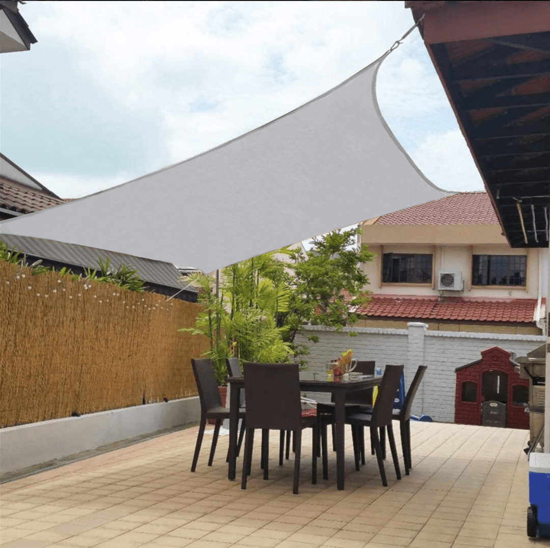 Modernes Sonnensegel in Anthrazit, wasserabweisend, mit hohem UV-Schutz für Outdoor-Bereiche wie Balkon & Garten.
