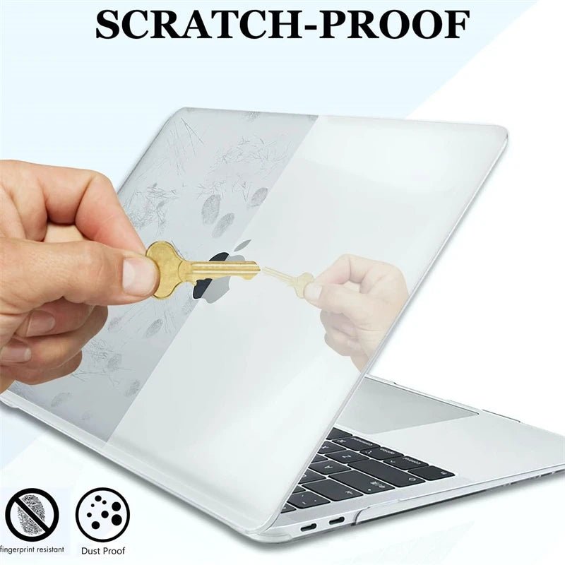 Transparente Schutzhülle auf MacBook Pro M3, zeigt das Apple Logo. Eleganter, robuster Laptopschutz.