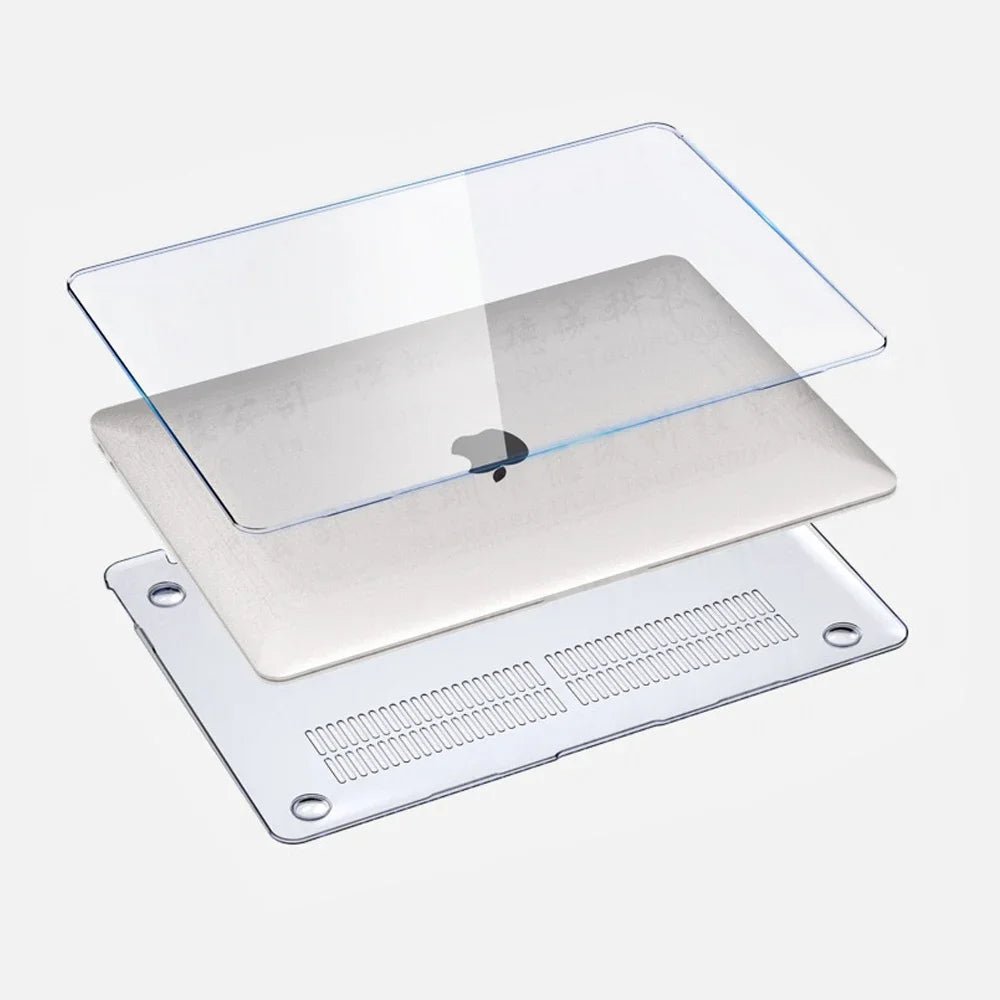 MacBook mit transparenter Hülle auf einem Schreibtisch. Essentielles Laptop Zubehör für optimalen Schutz.
