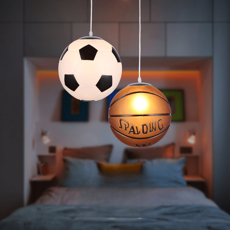 Helle LED-Fußballlampe für Kinderzimmer. Spielerisches Design, moderne Deckenleuchte für Schlafzimmer.