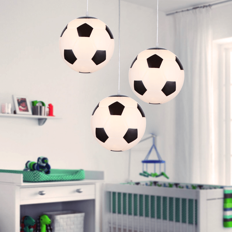 Energieeffiziente LED-Deckenleuchte im Fußball-Design. Perfekte Kinderzimmerlampe mit hellem, dimmbarem Licht.
