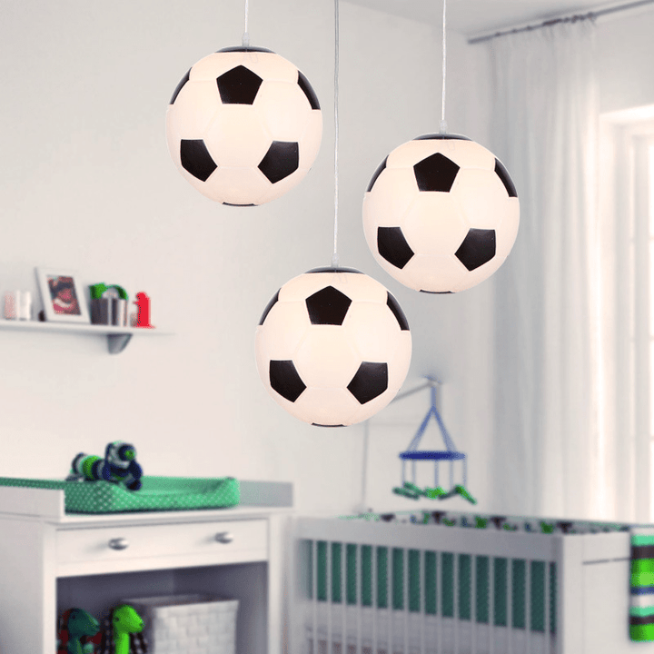 Energieeffiziente LED-Deckenleuchte im Fußball-Design. Perfekte Kinderzimmerlampe mit hellem, dimmbarem Licht.