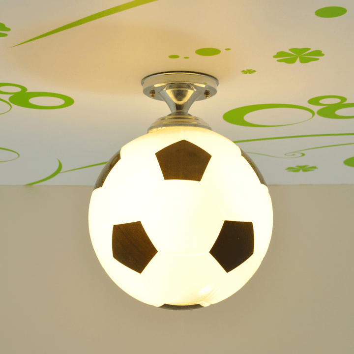 Spielerische LED-Fußballlampe als Deckenleuchte für Kinder. Energieeffizient, helles Licht für tolle Atmosphäre.