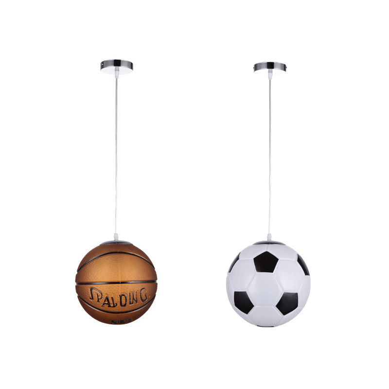 Helles LED-Fußballlicht für das Kinderzimmer. Eine moderne, energieeffiziente Deckenleuchte mit dynamischem Design.