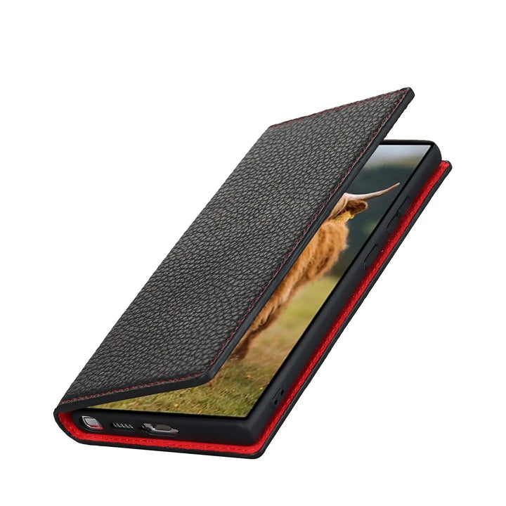 Samsung S23 Plus Lederhülle mit integrierten Kartenfächern und praktischer Ständerfunktion.