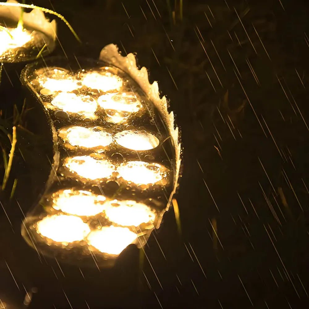 EcoBright LED-Gartenstrahler bei Nacht: Stimmungsvolles Gartenlicht, energiesparende Außenbeleuchtung für Terrasse.