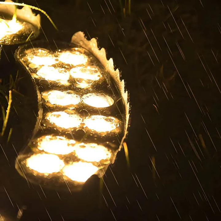 EcoBright LED-Gartenstrahler bei Nacht: Stimmungsvolles Gartenlicht, energiesparende Außenbeleuchtung für Terrasse.