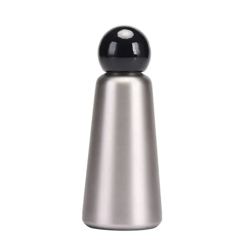 Schicke 500ml Isolierflasche aus Edelstahl, 2-Ton Design, hält Getränke lange frisch.
