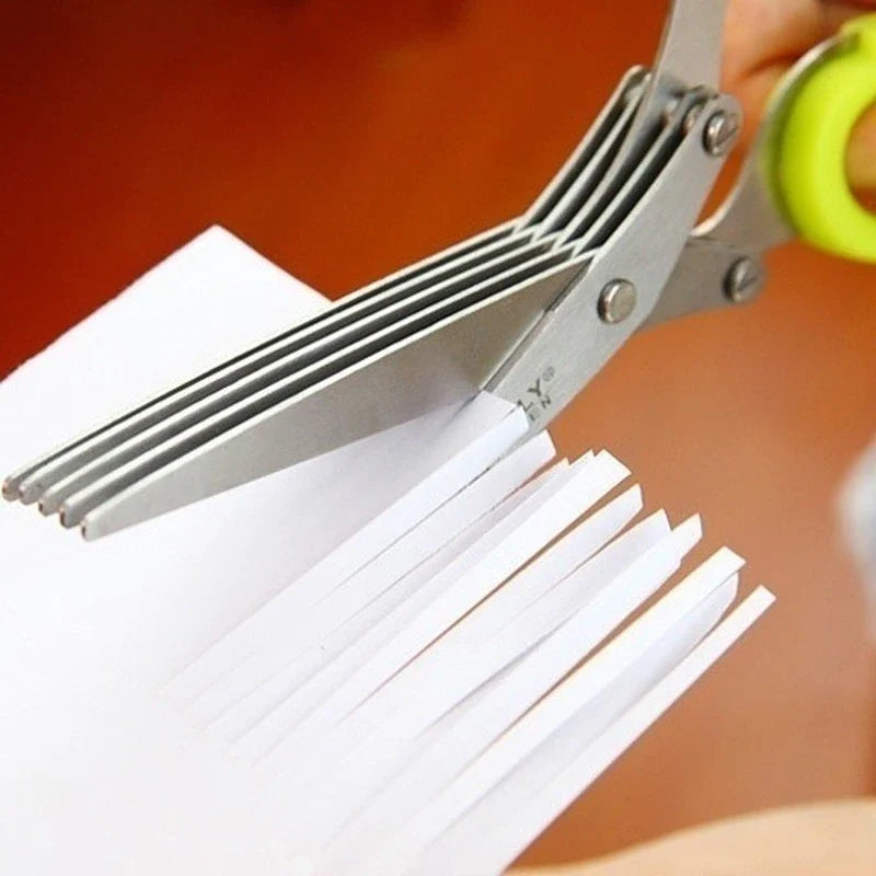 Effiziente 5-Klingen-Kräuterschere aus rostfreiem Edelstahl, perfekt für schnelles und sauberes Arbeiten in der Küche.