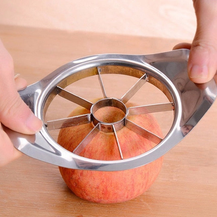 Edelstahl Apfelschneider für schnelle Snacks. Teilt Äpfel mühelos in 8 gleichmäßige Stücke. Ideal für gesunde Ernährung.