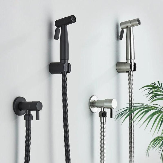 Edelstahl Bidet-Handbrause PureFlow für persönliche Hygiene und frische Reinigung im modernen Bad.