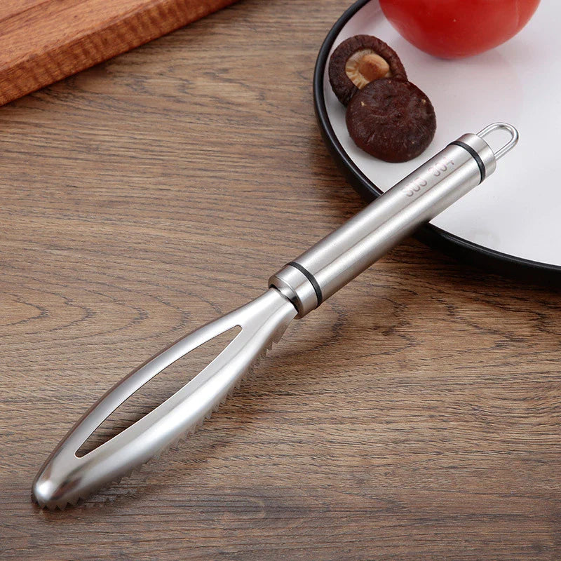 Präzise Edelstahl Grätenpinzette, ideal zum Entfernen feiner Fischgräten. Unverzichtbares Fischbesteck für Köche.