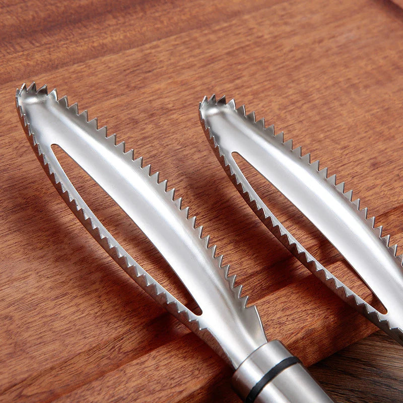Hygienisches Fischschupper Set aus rostfreiem Edelstahl. Perfektes Küchenwerkzeug für sauberes Entschuppen & Entgräten.