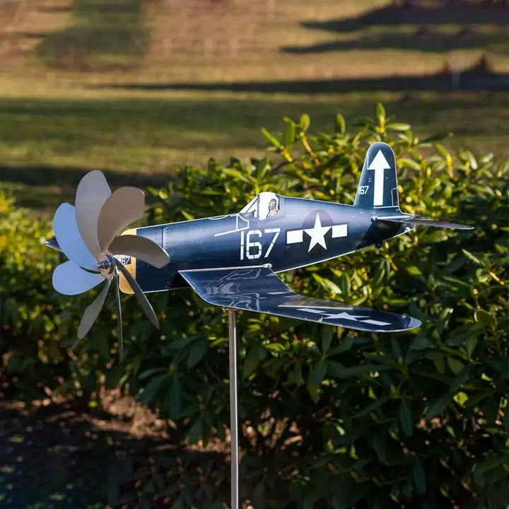 Dynamisches Flugzeug-Gartenwindrad aus Edelstahl rotiert im Wind. Perfektes Windspiel und Gartendeko für Außenbereiche.