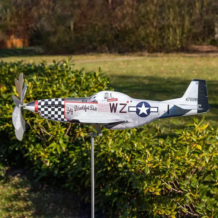 Detailaufnahme des hochwertigen Edelstahl Flugzeug-Windrades. Wetterfeste Gartendeko für jeden Außenbereich.