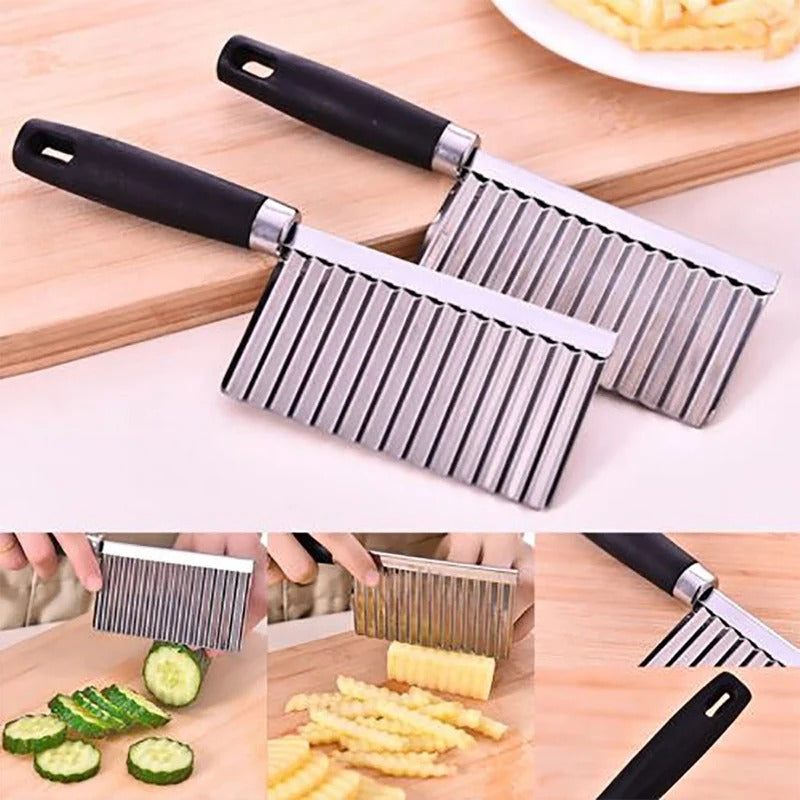 Ergonomisches Edelstahl-Dekorationsmesser für präzise Wellenschnitte bei Obst, Gemüse und Kartoffelchips.