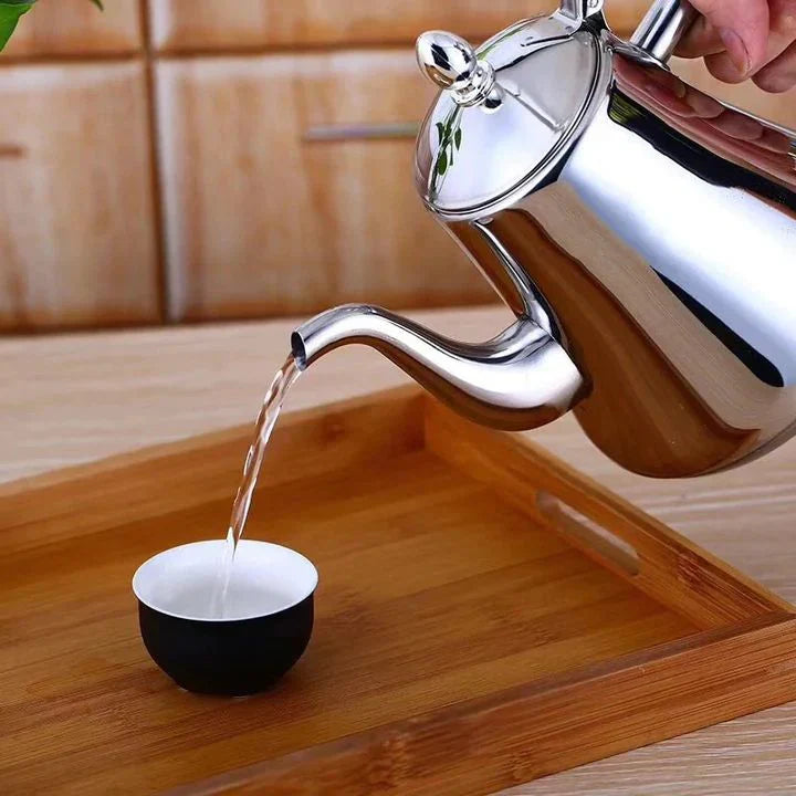 Eleganter Edelstahl Teekocher mit Induktionsboden und Filter für energiesparende Kaffee- und Teezubereitung.