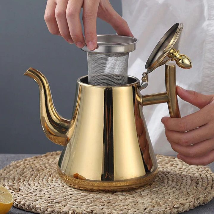 Goldfarbener 1L Induktions-Wasserkocher aus Edelstahl mit Filter, perfekt für die Kücheneinrichtung.