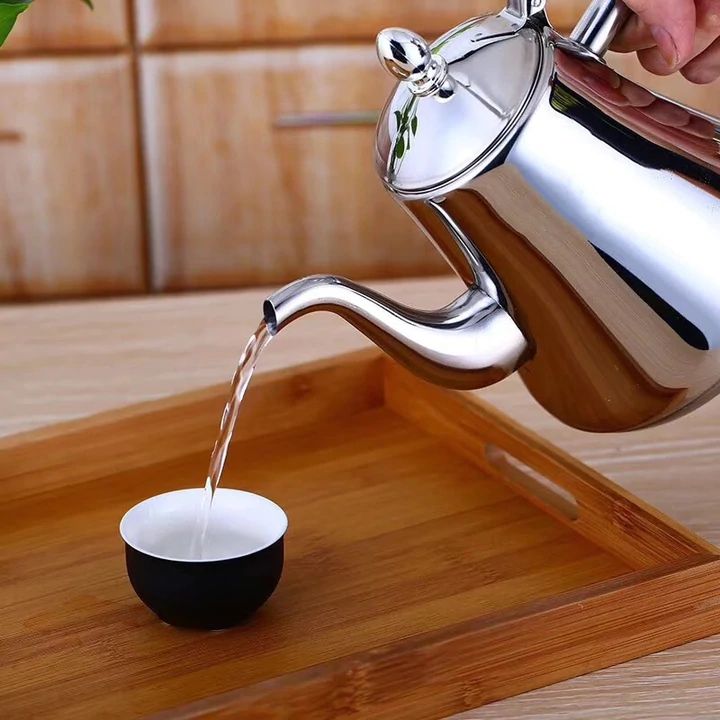 Silberner 1.5L Induktions-Wasserkocher aus Edelstahl mit Wasserfilter für reines Trinkwasser.