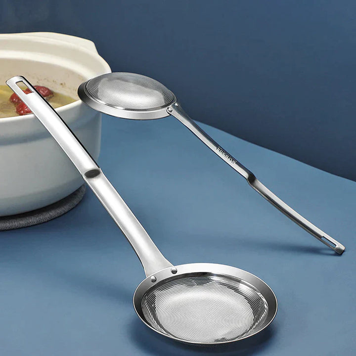 Feines Metallsieb aus Edelstahl für präzises Filtern von Saucen, Brühen oder Puderzucker. Vielseitiges Utensil.