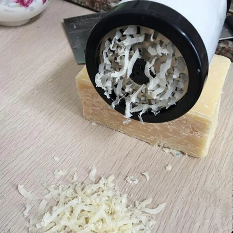 Professionelle Edelstahl Käsereibe & Gemüsehobel mit ergonomischem Griff. Perfekt für frische Salate und Gerichte.