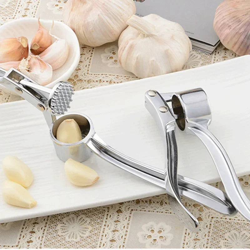 Robuste manuelle Knoblauchpresse aus rostfreiem Edelstahl, ideal als Küchenhelfer zum Kochen.