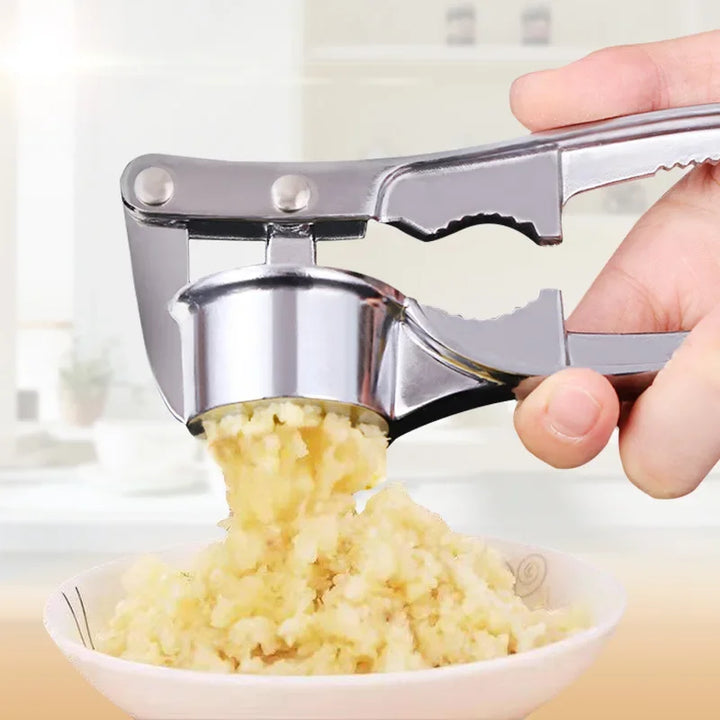 Ergonomische Edelstahl Knoblauchpresse für einfaches Zerkleinern von Knoblauch in der Küche.