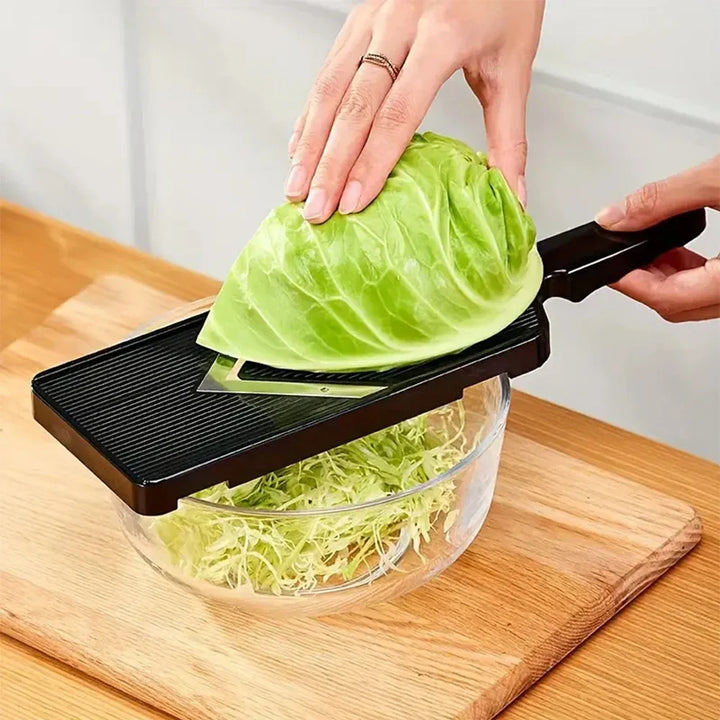 Scharfer Edelstahl Krauthobel in Aktion, der Kohl mühelos für frische Salate und Rohkostgerichte schneidet.