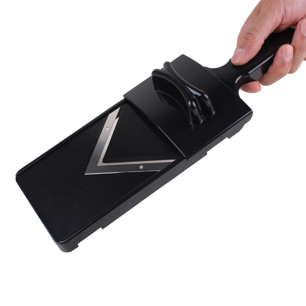 Rutschfester Edelstahl Krauthobel mit ergonomischem Griff, sicherer Küchenhelfer für effiziente Salatzubereitung.