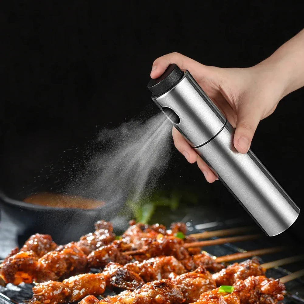 Edelstahl Ölsprüher 100ml für präzises Dosieren von Öl & Essig. Ideal für Küche, Grillen & Backen.