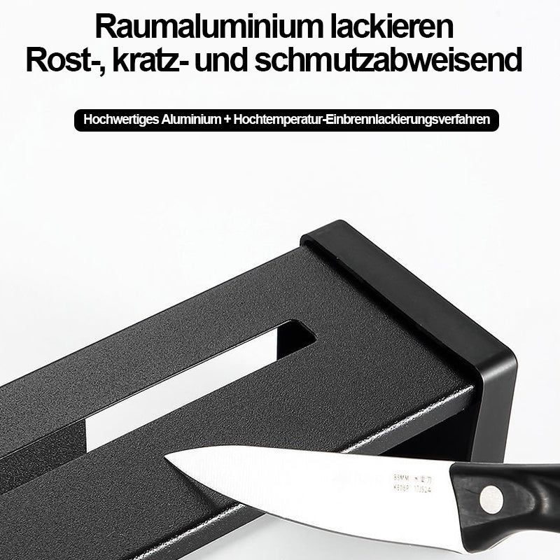 Glänzender Edelstahl Messerhalter an einer Küchenwand, perfekt für sichere Besteckaufbewahrung und Ordnung.