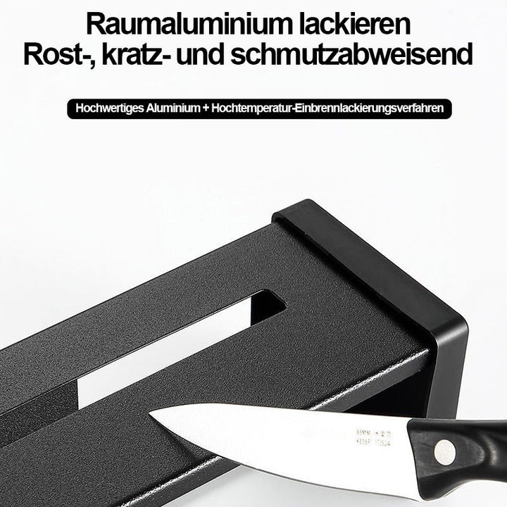 Glänzender Edelstahl Messerhalter an einer Küchenwand, perfekt für sichere Besteckaufbewahrung und Ordnung.