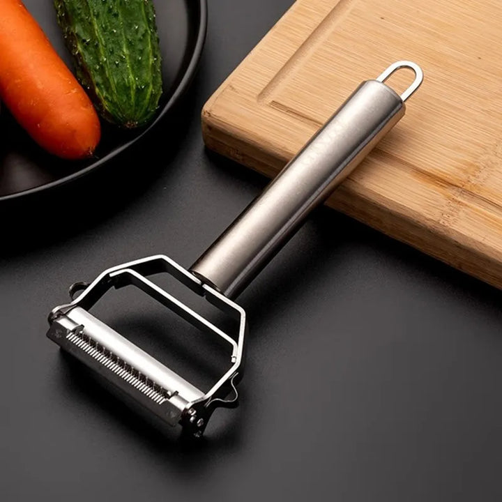Ergonomischer Obst- und Gemüseschäler aus robustem Edelstahl. Ideal für schnelles Schälen in der Küche.