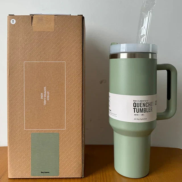 Auslaufsicherer Trinkbecher aus Edelstahl mit Strohhalm, hält Heißgetränke warm, Kaltgetränke kühl.