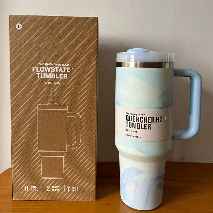 Sportlicher Thermobecher aus Edelstahl mit Strohhalm, hält Getränke frisch für Training & Reise.