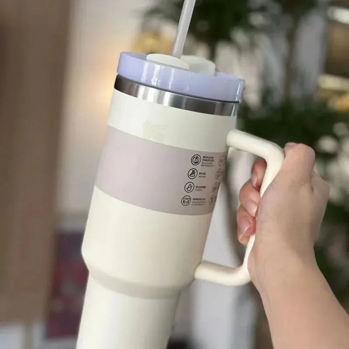 Auslaufsicherer Thermobecher aus Edelstahl mit Strohhalm, hält Heißgetränke warm, Kaltgetränke kühl.