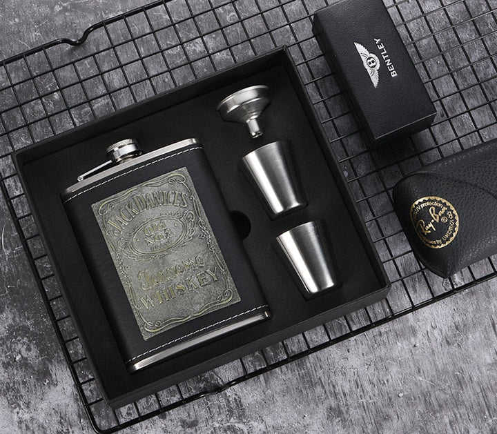 Edelstahl Whisky Hüftflasche mit elegantem Design und passendem Trichter für Spirituosen.