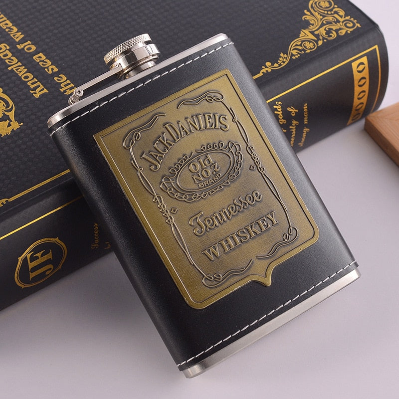 Glänzende Edelstahl Whiskyflasche & Trichter Set als stilvolles Geschenk für Herren.