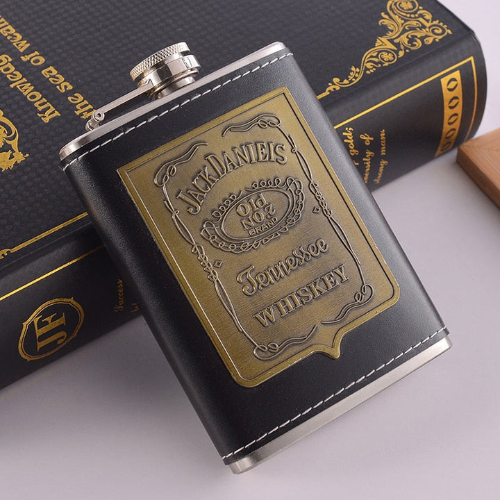 Glänzende Edelstahl Whiskyflasche & Trichter Set als stilvolles Geschenk für Herren.