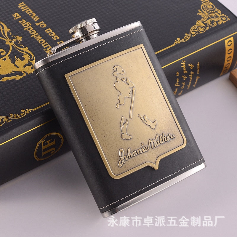 Praktische Edelstahl Taschenflasche für Whisky, ideal für Reisen und unterwegs mit Trichter.
