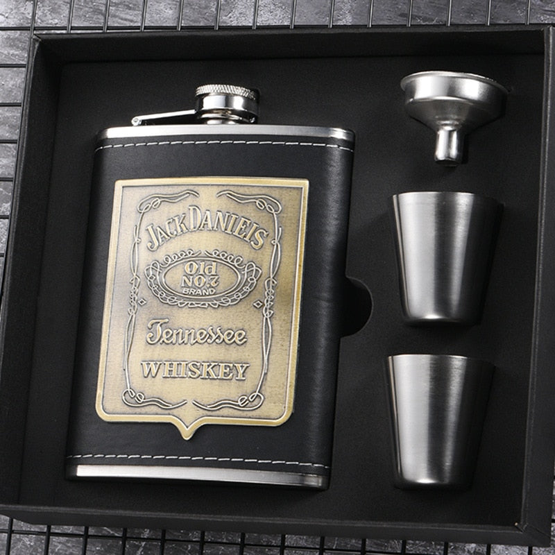 Herren-Accessoire: Glänzende Edelstahl Whiskyflasche für stilvollen Genuss von Spirituosen.