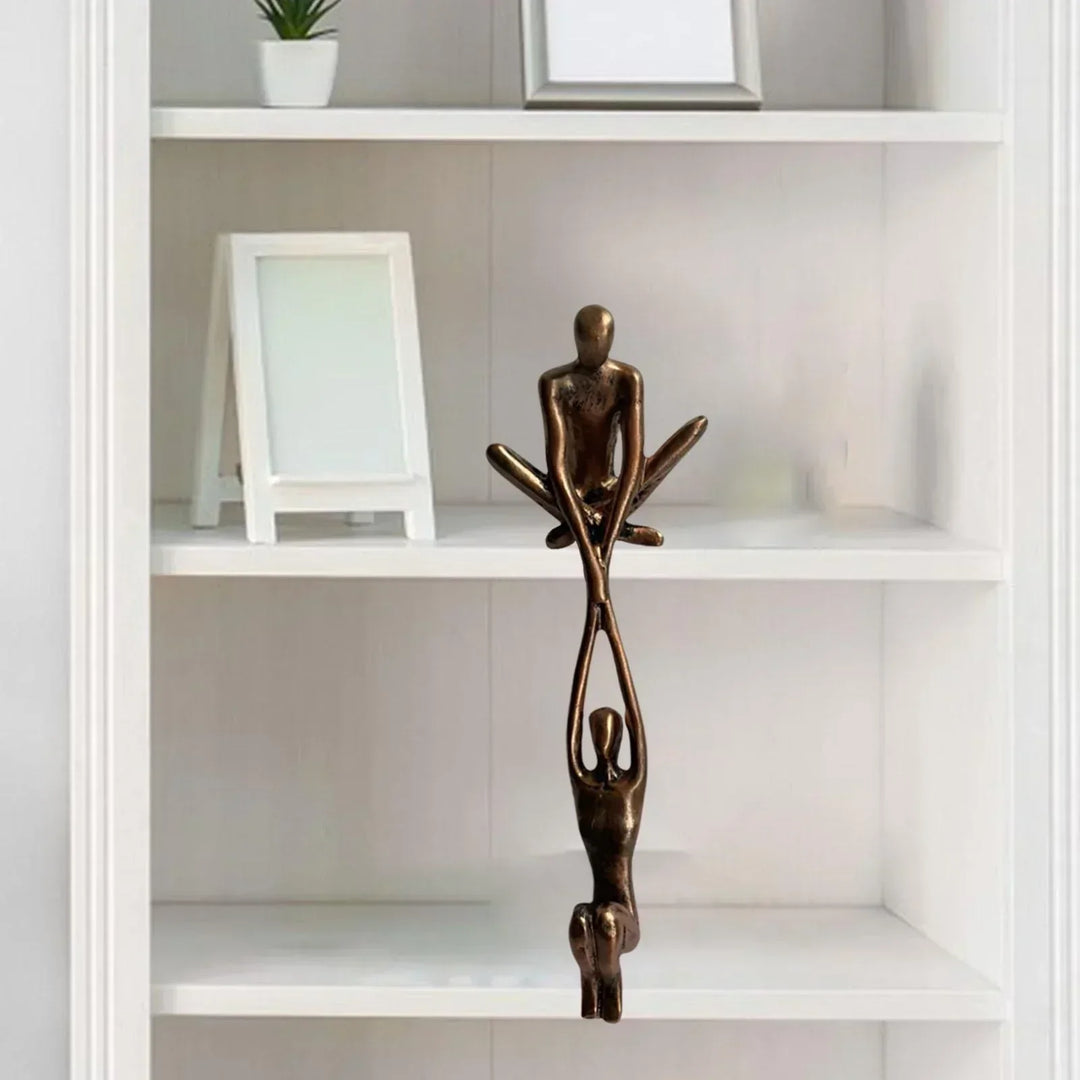 Elegante Bronze-Statue, modernes Design, perfekt als Statement-Stück in jeder anspruchsvollen Dekoration.